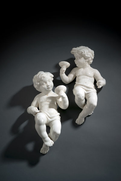 Keramik, weiß glasiert. Leicht bestoßen, 1 Finger fehlt.