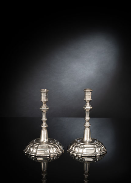 Silber, getrieben. Passiger Fuß und gegliederter Balusterschaft. Stadtmarke mit Lötigkeitsziffer 12, MZ: Joannes Baptista Rütgers (Rötgers) (Vgl. Scheffler, Rheinland-Westfalen Nr. 1679). Tremolierstrich. Im Boden graviertes Monogramm 