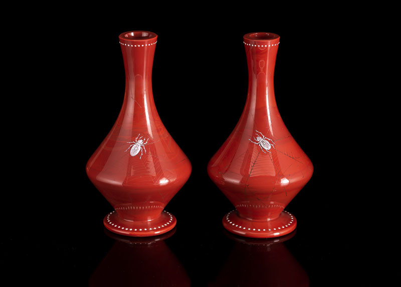 Siegellackrotes Steinglas - sogenanntes Rotwelsches Glas - mit Bemalung in Silber und weißem Email: Kreuzspinne mit Netz. L. ber.