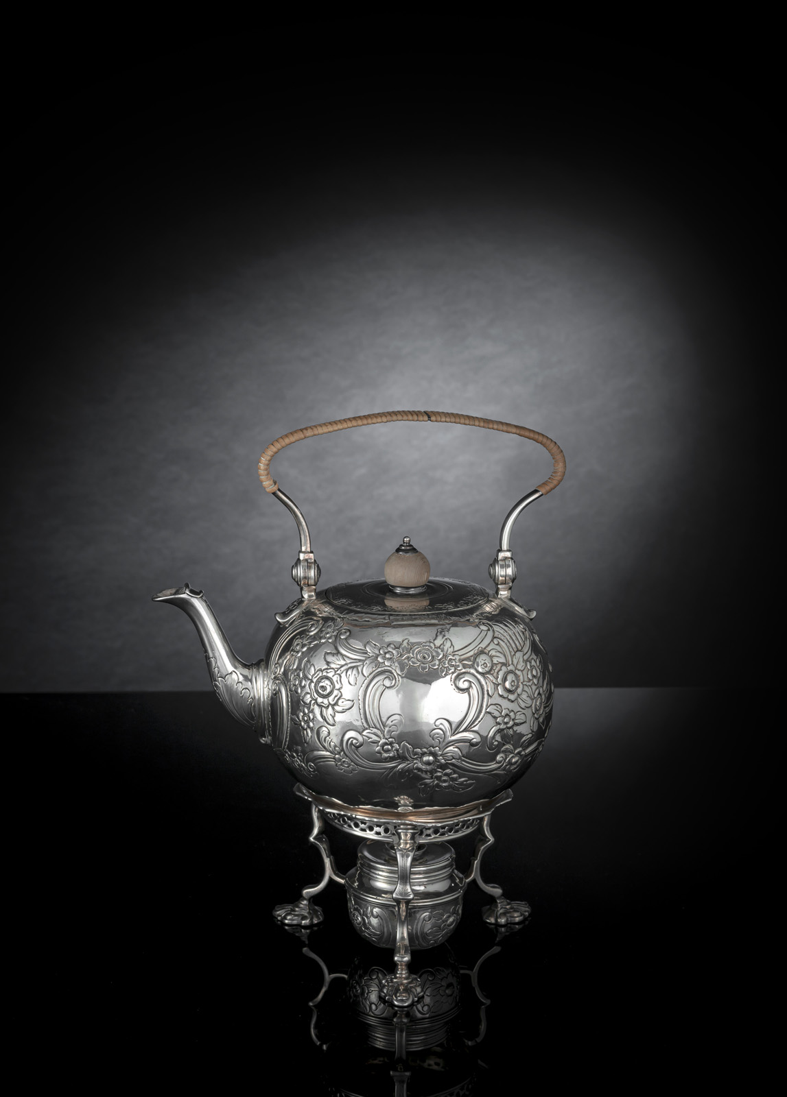 <b>Georg-II-Silber-Teekanne auf Rechaud</b>