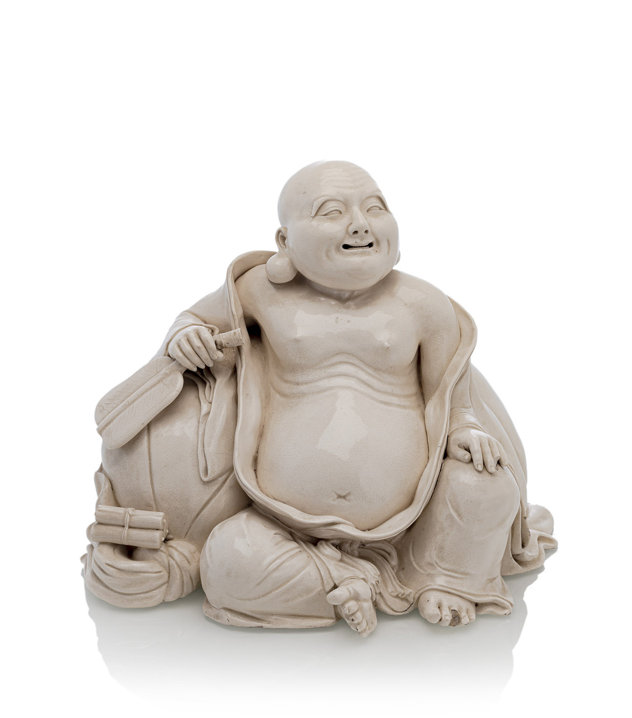 <b>Figur des sitzenden Hotei aus Porzellan mit feinmaschig craquelierter Glasur</b>