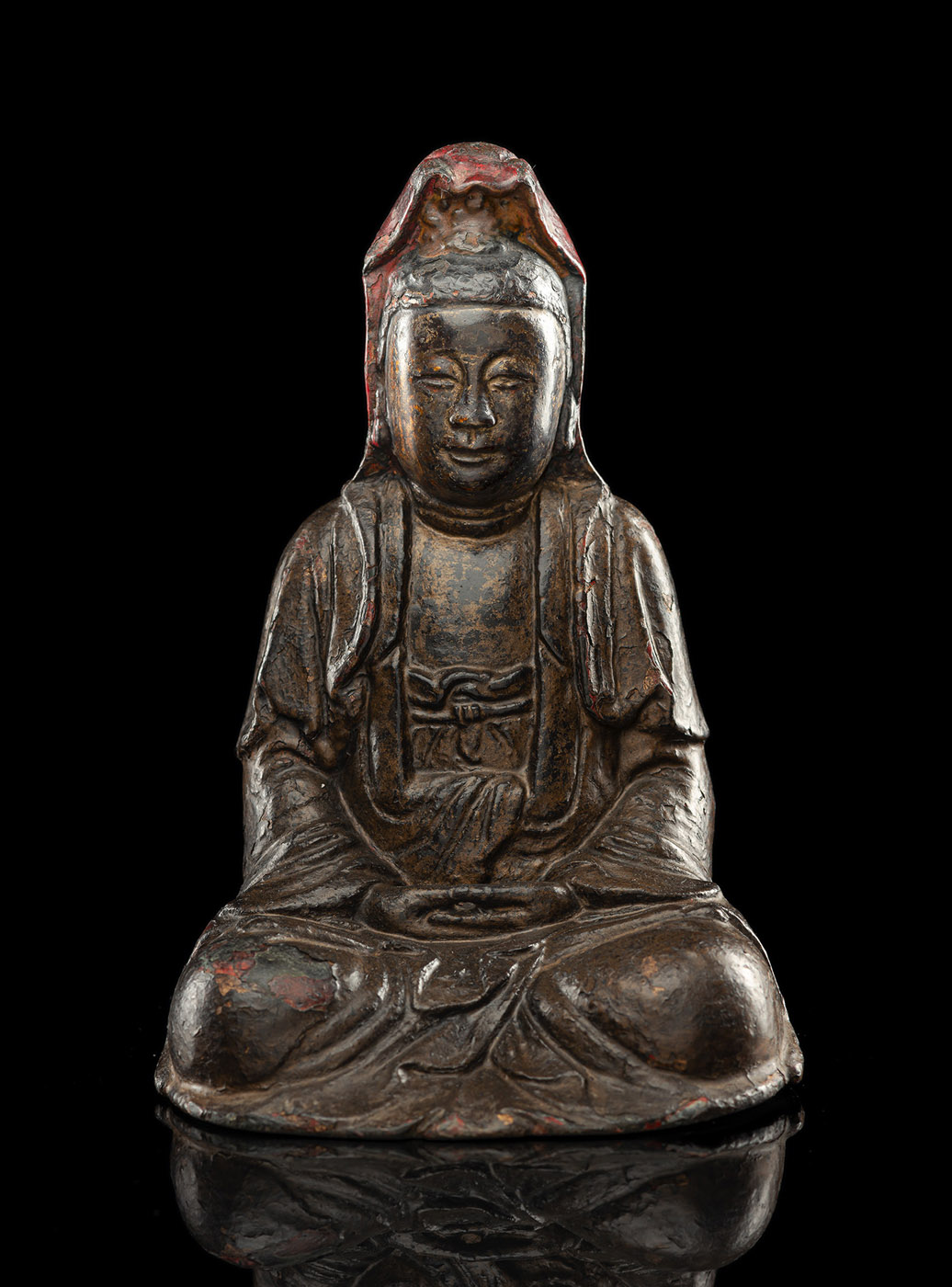 <b>Bronze des sitzenden Guanyin mit Resten von Vergoldung und Bemalung</b>