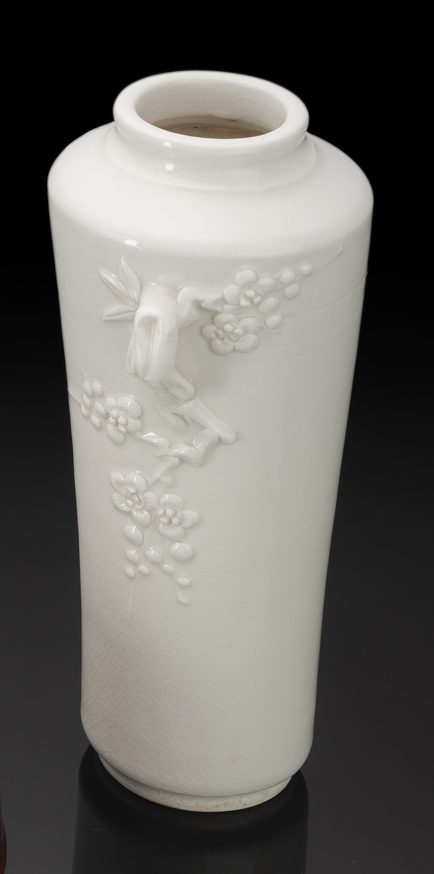 <b>Dehua-Vase mit reliefierten Pflaumenblüten-Zweigen als Handhaben</b>