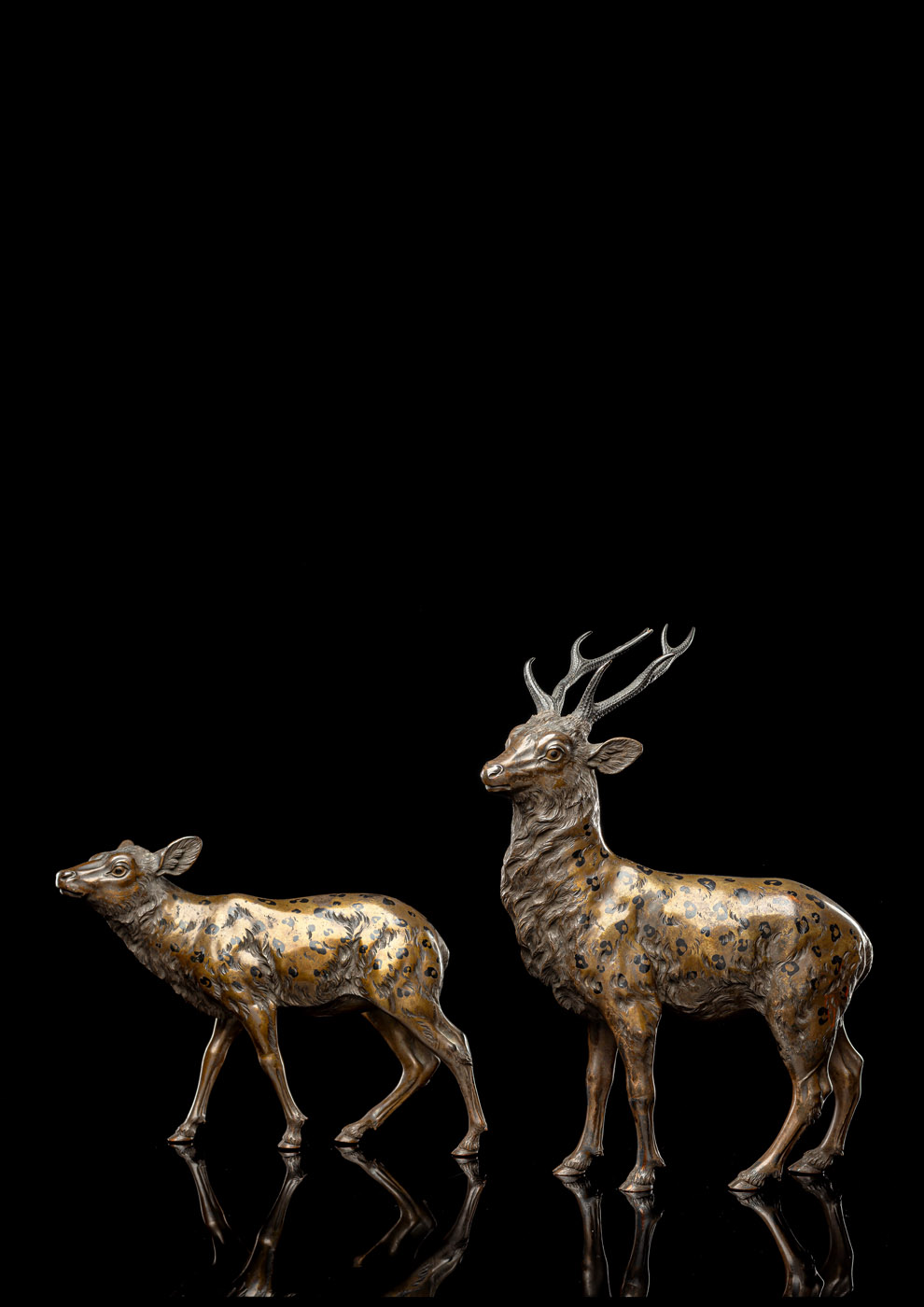 <b>Hirsch und Reh aus Bronze mit Details in Shakudo</b>
