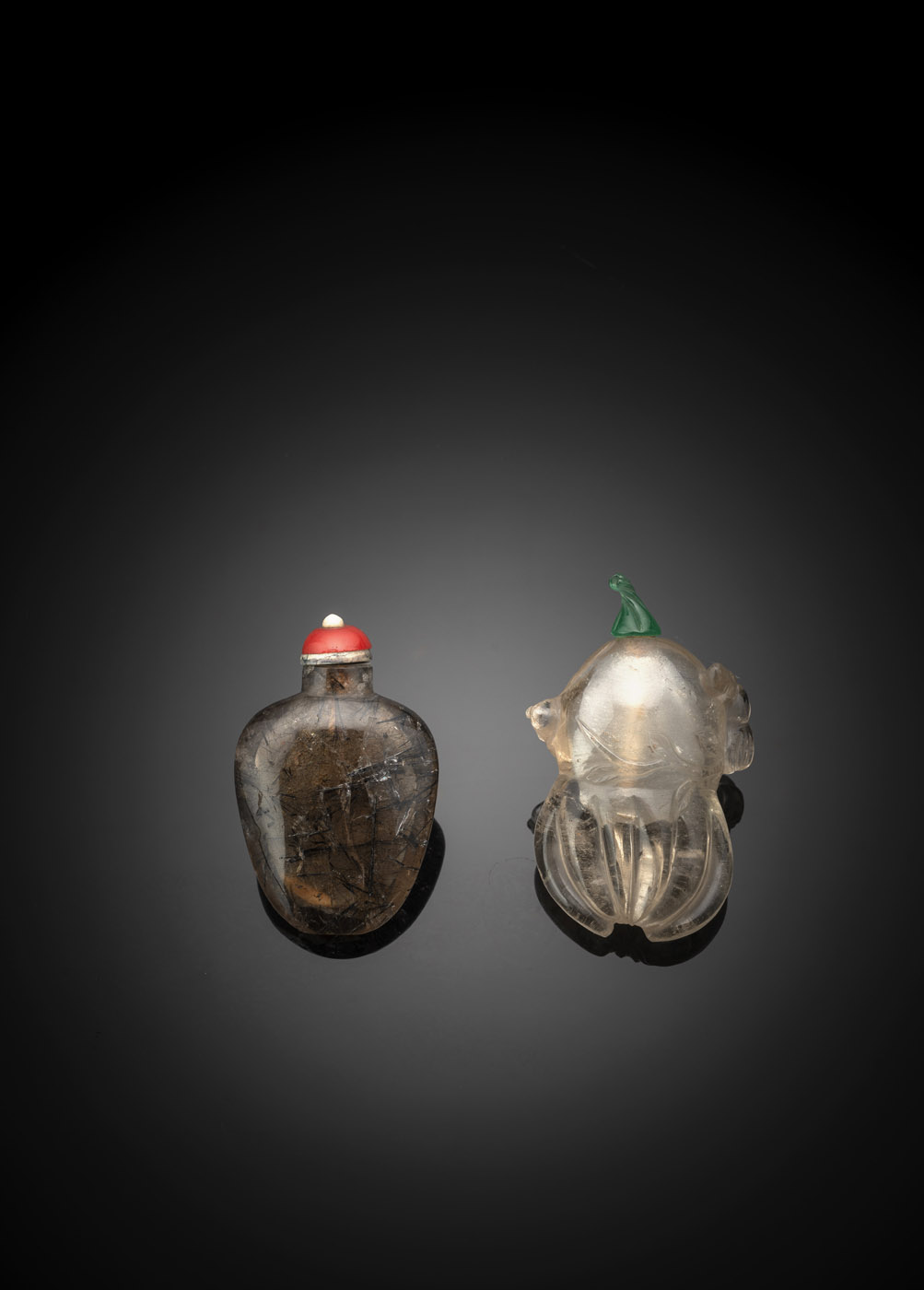 <b>Zwei Snuffbottles aus transparentem bzw. rauchfarbenem Kristall mit Beryll-Nadeln</b>