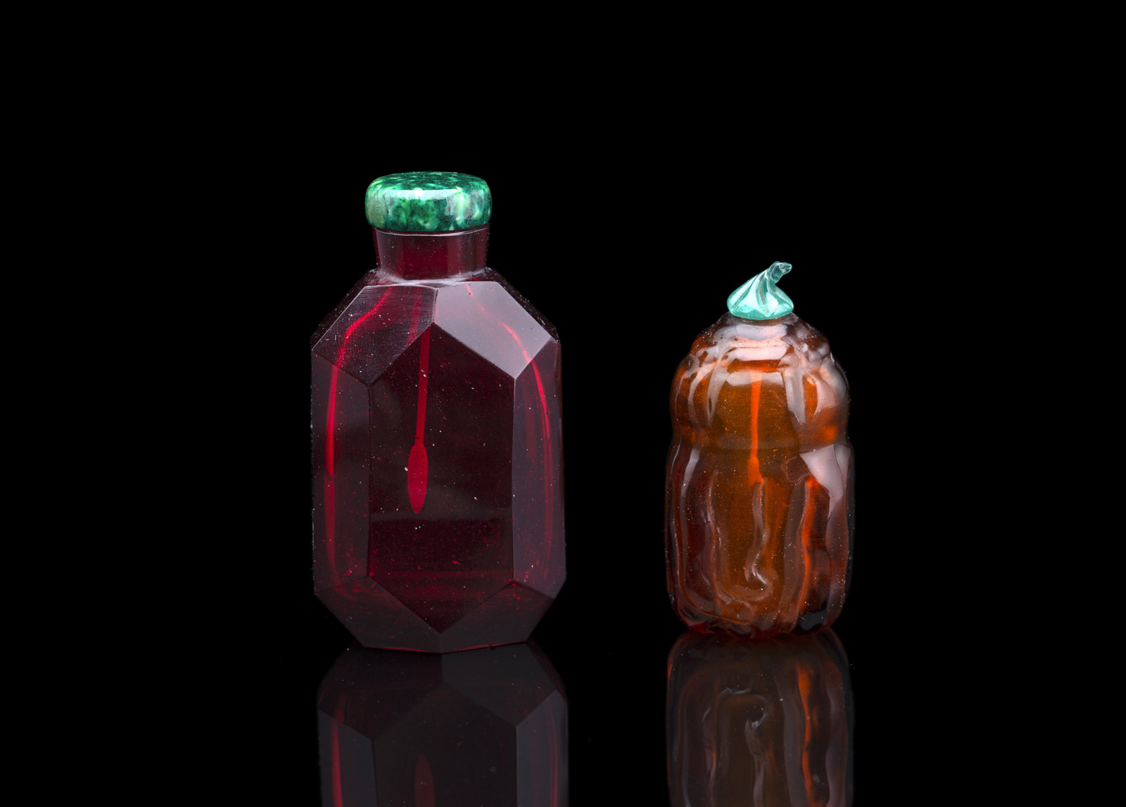 <b>Rubinrote, facettierte Snuffbottle aus Glas und Snuffbottle aus bernsteinfarbenem Glas in Form einer Buddha-Hand-Zitrone</b>