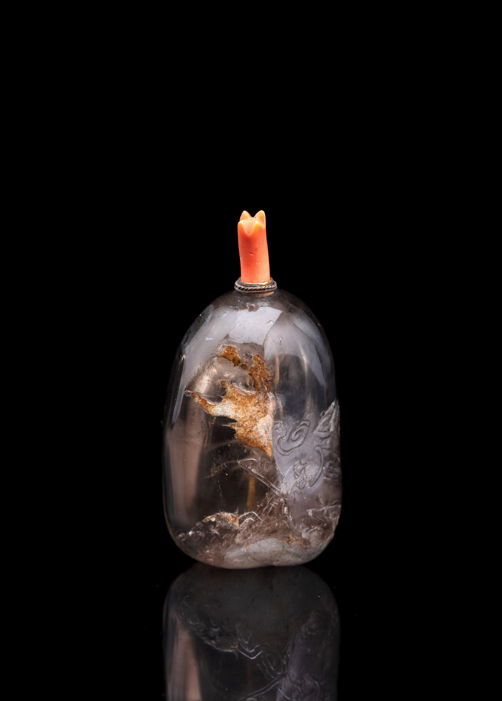 <b>Snuffbottle aus rauchfarbenem Kristall in Kieselform mit Fledermäusen, Reh und Wolken in flachem Relief</b>