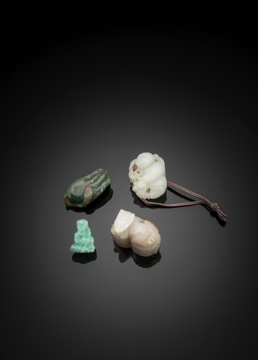 <b>Vier Schnitzereien aus Jade, u.a. Knabe mit Geldkette, Buddha-Hand-Zitrone, Siegel und Jadeit-Knabe</b>