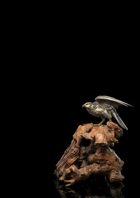<b>Modell eines Adlers auf einem Baumstamm sitzend</b>