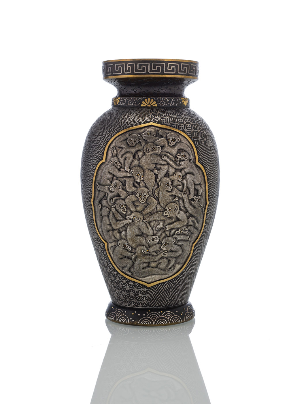 <b>Vase im Komai-Stil aus Eisen und Bronze mit Affen-Reserven</b>