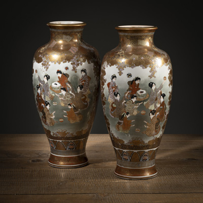 <b>Paar Kutani-Vasen mit Dekor von Brokatmustern und Szenen eines festlichen Umzugs bzw. Damen beim Ballspiel</b>