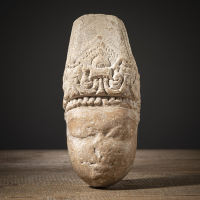 <b>Kopf aus Sandstein, wahrscheinlich mit Darstellung des Vishnu</b>