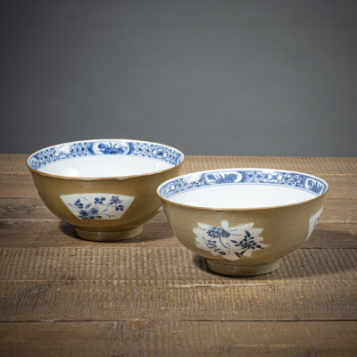 <b>Paar Kangxi-Schalen mit 'Café-au-lait'-Fond und unterglasurblauen Reserven  aus der Sammlung August des Starken</b>