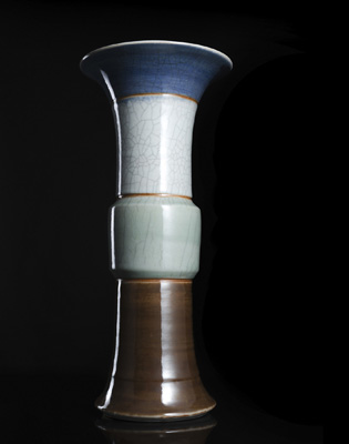 <b>'Gu'-förmige Vase aus Porzellan mit mehrfarbiger Glasur in Bändern gegliedert</b>