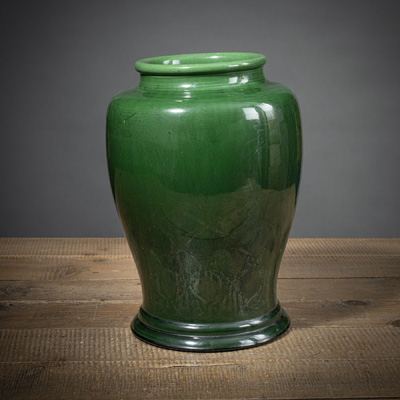 <b>Große smaragdgrün glasierte Vase aus Porzellan mit ausladendem Stand</b>