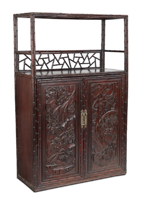 <b>Zweitüriger Schrank mit Reliefdekor von Romanszenen auf den Türen, bambusförmigen Details und 'Cracked Ice'-Paneel</b>