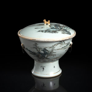 <b>Dreiteilige Terrine aus Porzellan als Speisenwärmer mit polychromem 'qianjiang'-Dekor einer Flusslandschaft und Aufschrift</b>