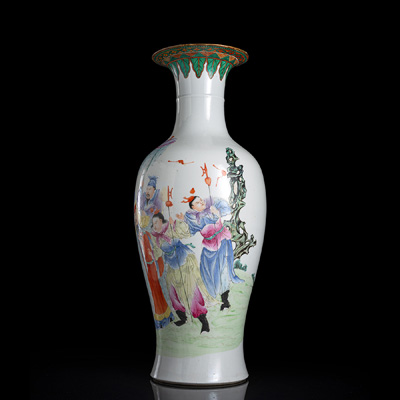 <b>Balustervase aus Porzellan mit figuralem 'Famille rose'-Dekor</b> <b>Balustervase aus Porzellan mit figuralem 'Famille rose'-Dekor</b>
