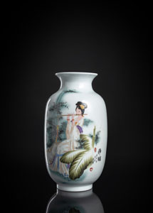 <b>Porzellanvase mit polychromem Dekor einer Flöte spielenden Dame und Aufschrift aus dem 'Zhu Zi Jia Xun'</b>