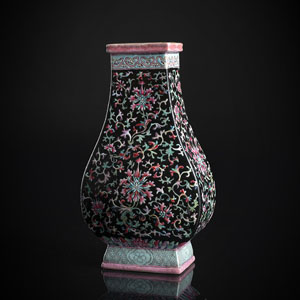 <b>'Hu'-förmige Vase aus Porzellan mit schwarzem Fond und Lotosdekor in den Farben der 'Famille rose'</b>