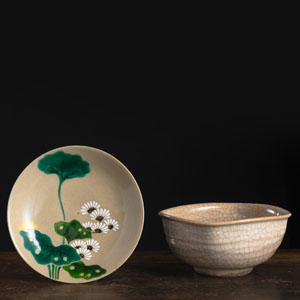 <b>Vierpassige cremebraune Wasserschale und flacher Teller aus Keramik mit polychromem Email-Blumendekor für die Teezeremonie</b>