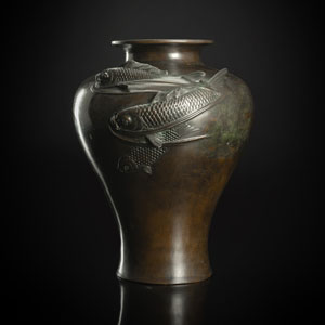 <b>Vase mit reliefiertem Dekor von Koi</b>