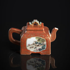 <b>'Famille rose'-Teekännchen mit Landschafts- und Tierreserven zwischen korallrotem Fond mit Goldmalerei</b>