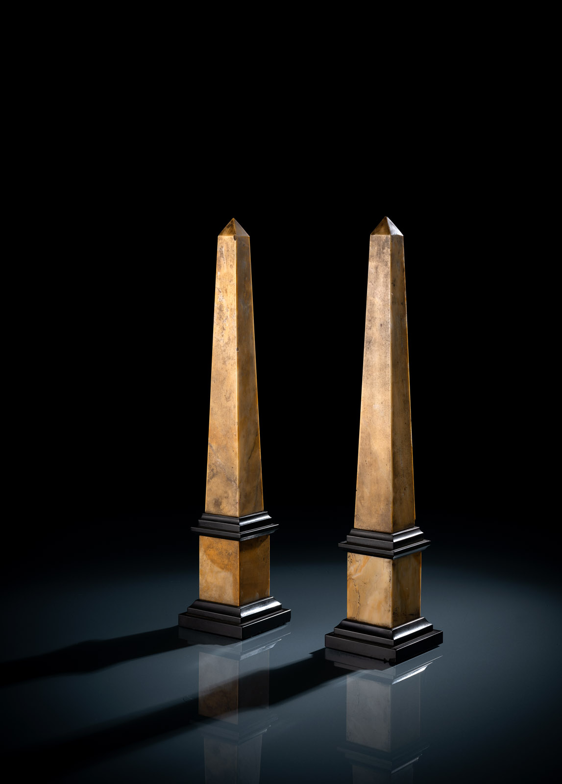 <b>Paar Zier-Obelisken</b>