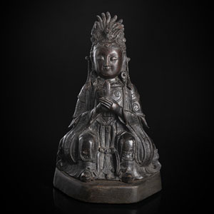 <b>Daoistische weibliche Bronzefigur 'bixia yuanjun' auf einem Holzstand</b>